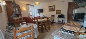 ein Wohnzimmer mit Küche und Esszimmer in der Unterkunft Locanda Rum e Pera in Acquapendente
