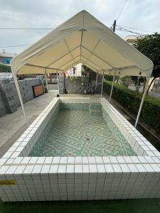 a large tent with a pool in a yard at 充電樁 羅東好民宿Cloud BnB 3 雲朵朵3館 近週三清溝 免費洗衣機 烘衣機 星巴克咖啡豆 國旅特約店 in Yilan City