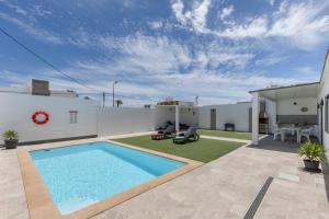 a backyard with a swimming pool and a house at Casa Muley in El Matorral
