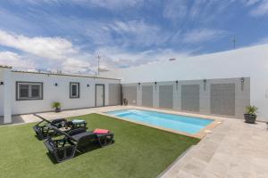 a house with a swimming pool in the yard at Casa Muley in El Matorral