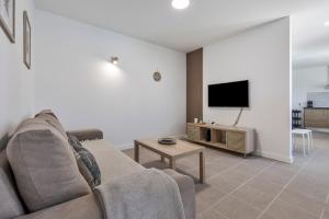 a living room with a couch and a tv at Casa Muley in El Matorral