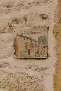a sign on the wall of a building at Le Refuge Bourguignon in Nuits-Saint-Georges