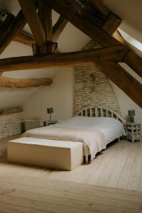 a bedroom with a bed and a brick wall at Le Refuge Bourguignon in Nuits-Saint-Georges