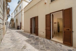 an alley with wooden doors on a building at L'Angolo Del Teatro in Galatone