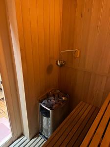 a trash can in the corner of a sauna at Sandby in Karlholmsbruk +1 photo