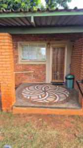 a house with a design on the front of it at Herberg 5 in Vosburg
