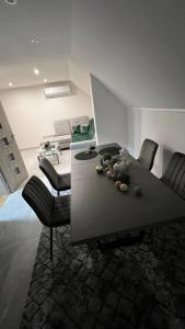 a living room with a table and two chairs at Apartmán Noel in Soľ
