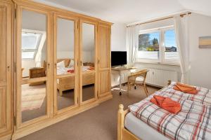 a bedroom with a bed and a desk at schöne Whg. 3 Schlafzimmer Balkon in Lüdenscheid