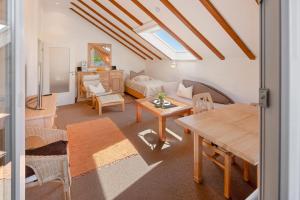 a living room with a couch and a table at schöne Whg. 3 Schlafzimmer Balkon in Lüdenscheid