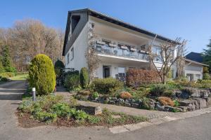 a white house with a balcony on the side of it at schöne Whg. 3 Schlafzimmer Balkon in Lüdenscheid