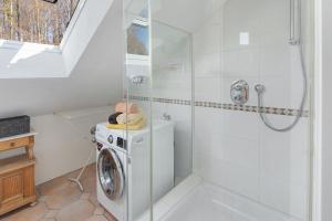 a washing machine in a bathroom with a shower at schöne Whg. 3 Schlafzimmer Balkon in Lüdenscheid