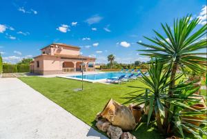 a villa with a swimming pool and a house at Cubo's Casa La Peña in Antequera