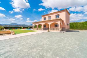 a large driveway in front of a house at Cubo's Casa La Peña in Antequera