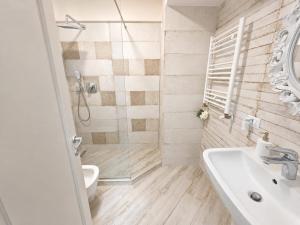 a bathroom with a shower and a sink and a toilet at Abel 24 Residence in Bacău