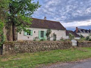 an old white house with a stone wall at Le port des Chalands meublé de tourisme 3 étoiles in Saint-Georges-sur-Cher