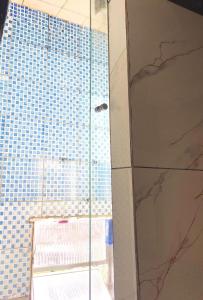 a glass shower in a bathroom with a window at Estúdio Centro 8 minutos da Lapa com Ar e cozinha equipada in Rio de Janeiro