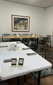 a white table in a room with tables and chairs at Hotel Borchers in Celle