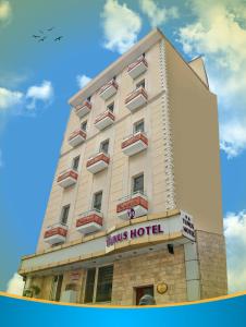 ein Gebäude mit einem Munk-Hotel darüber in der Unterkunft Yunus Hotel in Gaziantep