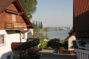 uitzicht op een rivier tussen twee gebouwen bij Sommerhof Rauber in Immenstaad am Bodensee