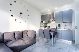 a living room with a couch and a table and a kitchen at Gran Premio Monza - Autodromo con Wi-Fi e aria condizionata in Monza