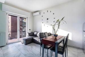 a living room with a table and a couch at Gran Premio Monza - Autodromo con Wi-Fi e aria condizionata in Monza