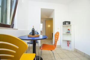 a dining room with a table and chairs at Apartmani Liovic in Duće
