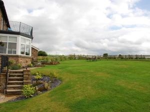 a yard with a fence and a grass field at Shallcross Hall Cottages - Combs in Taxal