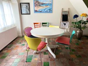 a white table and chairs in a room at het Binnenhuis in Workum