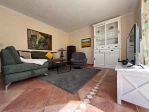 a living room with a couch and a chair at Ferienhaus im Fischersteig in Wustrow