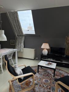 a living room with a chair and a table at het Binnenhuis in Workum