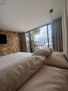 a bedroom with a bed with a large window at Casa colonial filandia in Filandia