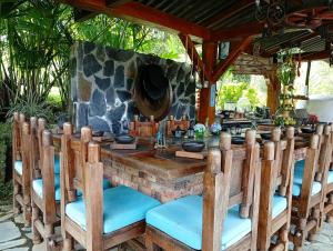 an outdoor table and chairs under a stone wall at 1920 Casa Campestre in Córdoba