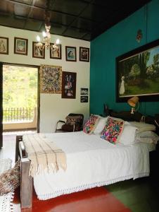 a bedroom with a large bed in a room at 1920 Casa Campestre in Córdoba