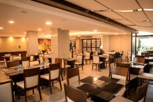 a restaurant with tables and chairs in a room at Bristol Jangada Fortaleza Meirelles in Fortaleza