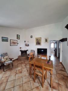 a living room with a table and a couch at Corolle2 in Montepulciano