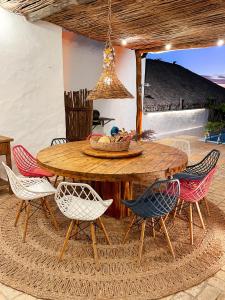a wooden table with chairs and a dining room at Casa Monã in Maceio