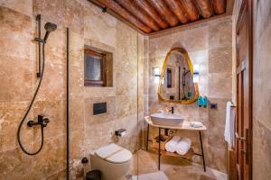 ein Badezimmer mit Dusche, Toilette und Waschbecken in der Unterkunft Das 1350 in Uchisar + 108 Fotos