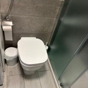 a small bathroom with a toilet and a shower at Nido di Pace in Giardini Naxos