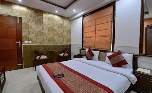 Postel nebo postele na pokoji v ubytování Hotel The Daanish Residency - Karol Bagh
