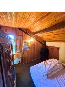 a bedroom with a bed in a wooden cabin at Chalet individuel 11 personnes in Font-Romeu