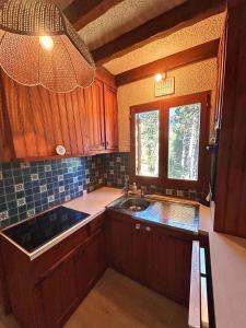 a kitchen with a sink and a window at Chalet individuel 11 personnes in Font-Romeu