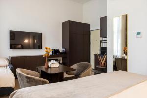 a room with a bed and a table and chairs at GemStay Antwerp in Antwerp