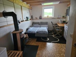 a living room with a couch and a bed in it at Unterkunft , Ferienwohnung auf dem Land, Monteurswohnung in Kamenz