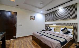 Postel nebo postele na pokoji v ubytování Hotel The Daanish Residency - Karol Bagh
