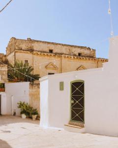 an old building with a door in front of it at Cavae - Le stanze in Massafra