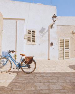 a blue bike parked in front of a building at Cavae - Le stanze in Massafra