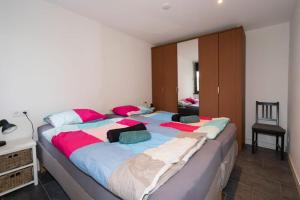a large bed in a bedroom with a large bed sidx sidx sidx at Bremerberg bungalow 50 in Biddinghuizen