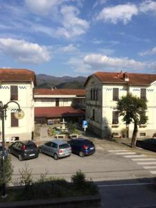 a group of cars parked in a parking lot at affittacamere casaGiarelli&Battistini in Monti di Licciana Nardi