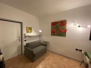 a room with a chair and a painting on the wall at Il Nido in Costa Masnaga