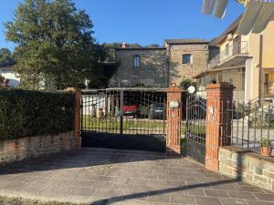a gate to a house with an iron fence at affittacamere casaGiarelli&Battistini in Monti di Licciana Nardi +23 photos